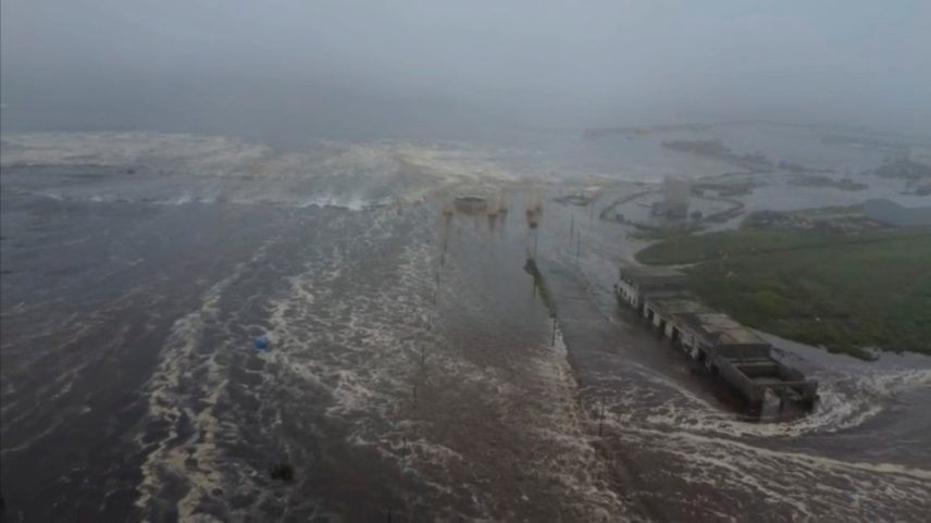 Ondas de tsunami inundam uma área após um forte terremoto de magnitude 8,8 atingir o extremo leste da Península de Kamchatka, em Severo-Kurilsk, região de Sakhalin, Rússia, em 30 de julho de 2025, nesta imagem estática tirada de um vídeo. (Foto: Kamchatka do Serviço Geofísico da Academia Russa de Ciências/Divulgação via REUTERS)