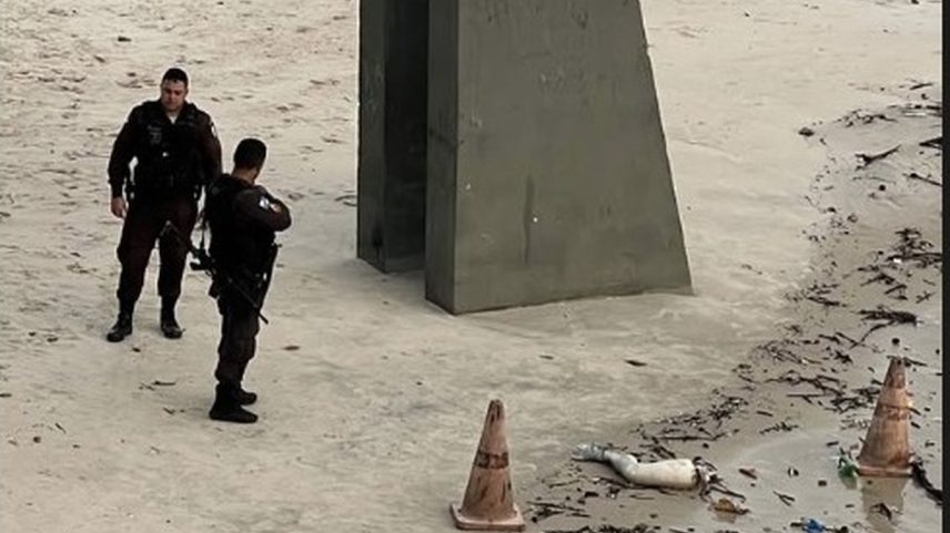 Policiais militares isolam área onde perna humana foi encontrada na Praia da Boa Viagem, em Niterói (Foto: Reprodução/Instagram)
