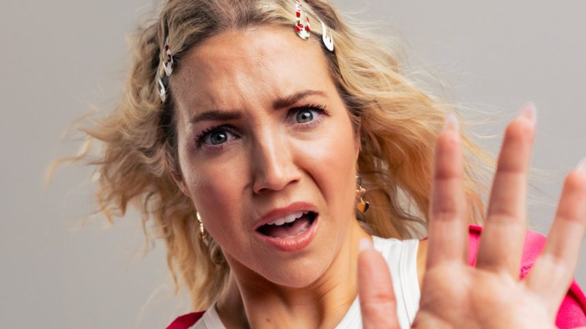Courtney Michelle, com mais de 900.000 seguidores nas redes sociais, está levando um show de esquetes autobiográfico e multimídia em turnê (Foto: Reprodução)