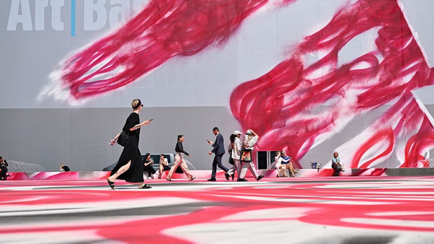 Visitantes caminham ao lado da obra de Katharina Grosse "CHOIR" 2025 exibida na Art Basel na Messe Basel em 17 de junho de 2025, em Basel, Suíça. (Foto: Harold Cunningham/Getty Images)