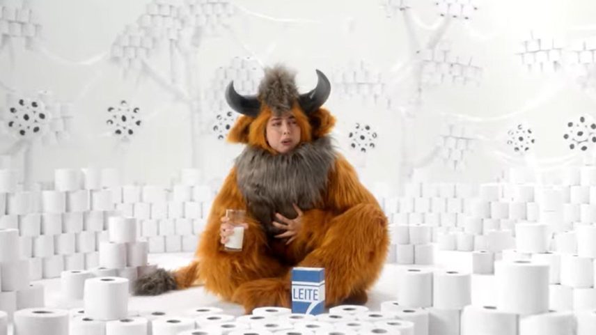 Na nova campanha da NotCo, os famosos bebês mamíferos da publicidade voltam em versão adulta — agora estufados pelo leite de vaca e aliviados com NotMilk (Foto: Reprodução)