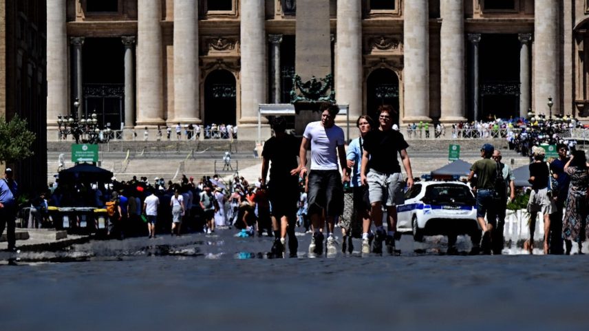 O ar quente embaça a estrada e cria miragens enquanto as pessoas caminham na Via della Conciliazione em um dia quente de verão em Roma, perto do Vaticano, em 28 de junho de 2025. O Ministério da Saúde da Itália alertou os residentes e turistas em 27 de junho de 2025 sobre o aumento das temperaturas em todo o país, emitindo um alerta vermelho para 21 cidades neste fim de semana. O ministério emitiu seu alerta vermelho máximo para cidades como a capital Roma, a potência econômica Milão e Veneza (Foto: Tiziana Fabi/AFP)