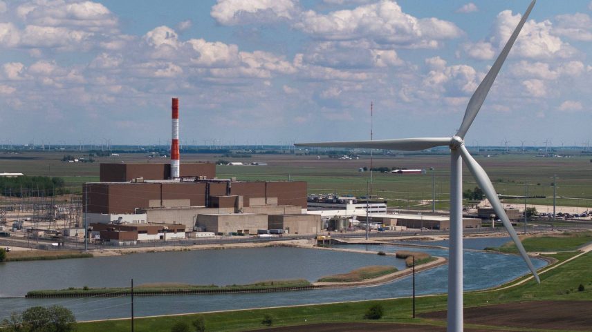 Turbina eólica perto da usina nuclear LaSalle Clean Energy Center da Constellation Energy, perto de Marseilles, Illinois (Foto: Scott Olson/Getty Images via AFP)