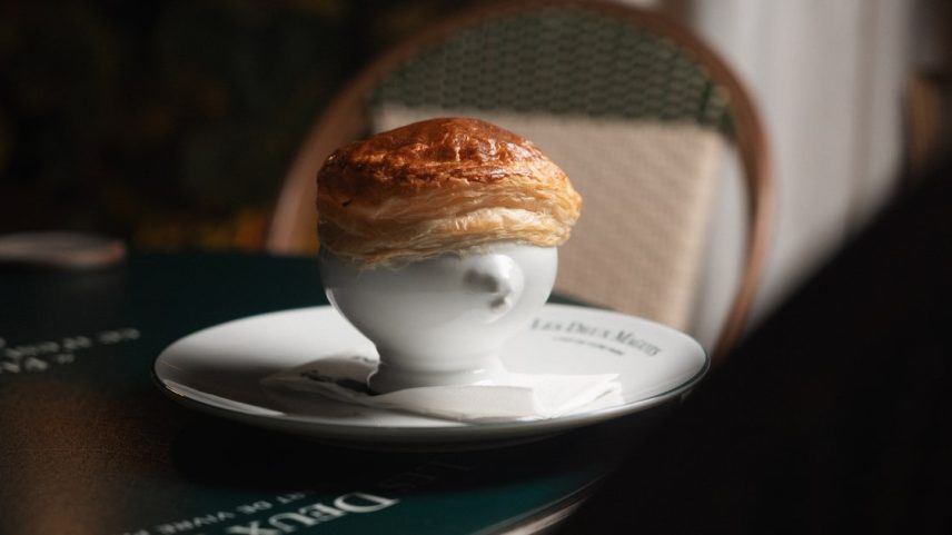 Salão do Le Deux Magots, inspirado no clima retrô do café original, em Paris (Foto: Juliana Primon)