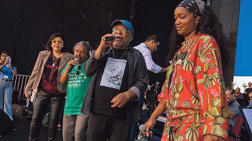 Ensaio do Projeto Aquarius: a partir da esquerda, Roberta Miranda, Chico César, Martinho da Vila e Iza — Foto: Márcia Foletto