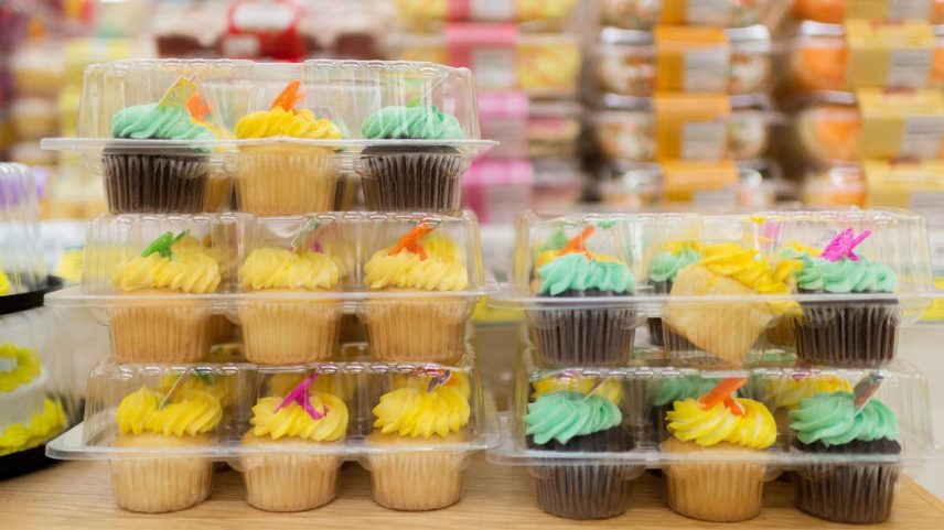 Pesquisadores afirmam que há fortes evidências mostrando que alimentos ultraprocessados promovem o excesso de comida e aumentam o risco de obesidade. (Foto: Helene Cyr/Stocksy United)