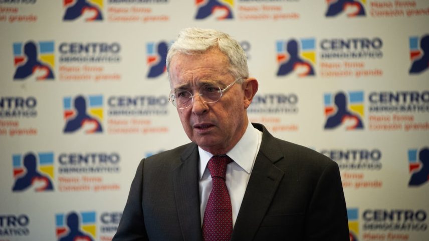 Álvaro Uribe durante uma rueda de prensa en la sede del Centro Democrático, en Bogotá, el 27 de septiembre de 2022. (Foto: Sebastian Barros/Getty Images)