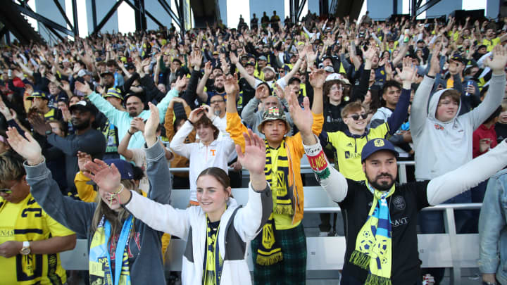 Torcedores do Nashville SC torcem por sua equipe antes da partida no GEODIS Park em 25 de fevereiro de 2024, em Nashville, Tennessee. (Foto: Johnnie Izquierdo | Getty Images Sport | Getty Images)