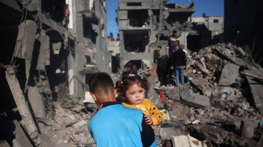 Crianças palestinas em meio aos escombros após novos ataques de Israel em Gaza - 23/03/2025 (Foto: Eyad BABA/AFP)