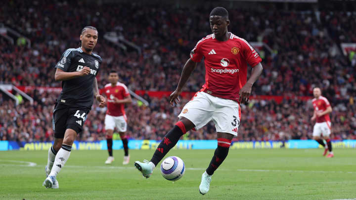 Kobbie Mainoo do Manchester United durante a partida da Premier League entre Manchester United FC e Aston Villa FC no Old Trafford em 25 de maio de 2025, em Manchester, Inglaterra. (Foto: Alex Livesey | Getty Images)