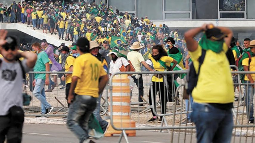 Invasores diante do Palácio do Planalto durante o 8 de janeiro de 2023: análise de processos abertos no STF mostra que a maioria dos presos naquela data tinha menos de 60 anos à época (Foto: Cristiano Mariz/08.01.2023)
