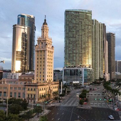 Freedom Tower de Miami completa 100 anos em meio a aumento de deportações de cubanos