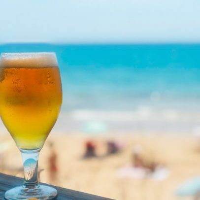A cerveja é a bebida ideal para se refrescar nos dias quentes de verão