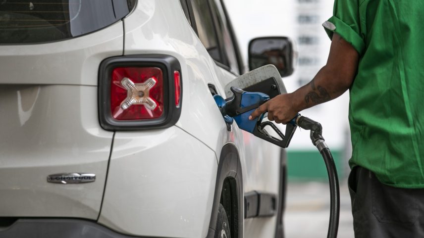 Carro é abastecido com combustível (Foto: Guito Moreto/Ag. O Globo)
