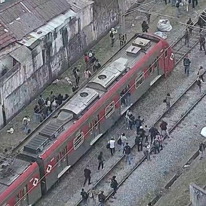 Passageiros da linha 12-Safira enfrentam transtornos e caminham pelos trilhos em SP