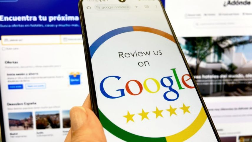 Uma pessoa compara diferentes plataformas web de resenhas. (Foto: Amelia Molina)