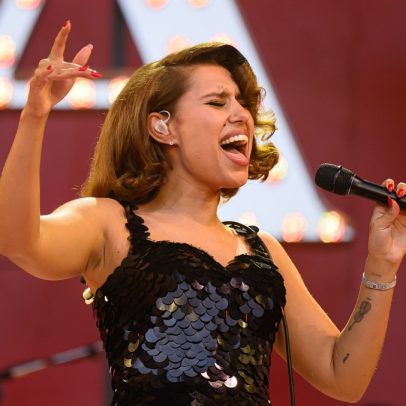 RAYE recebe homenagem da Ivors Academy após campanha por direitos autorais de compositores