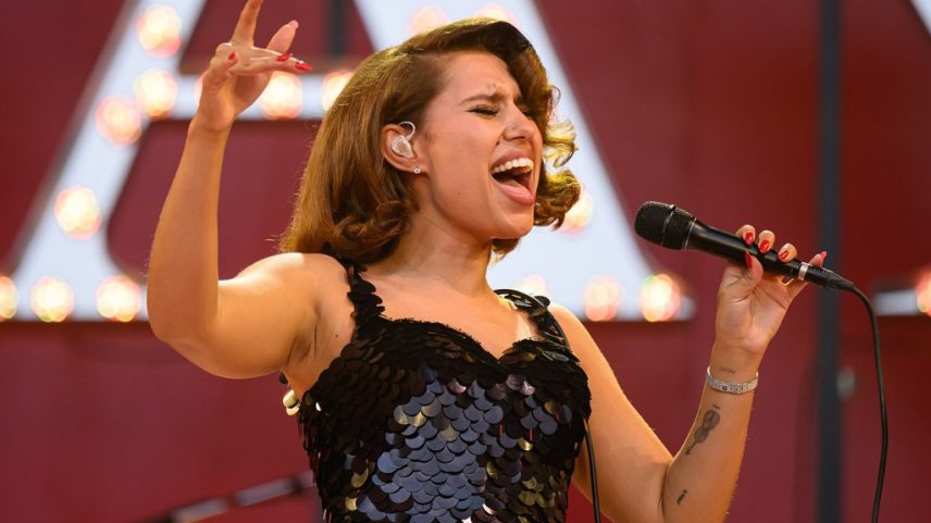 RAYE receberá o prêmio na primeira edição do evento Ivors Academy Honours em Londres neste outono. (Foto: Reprodução)