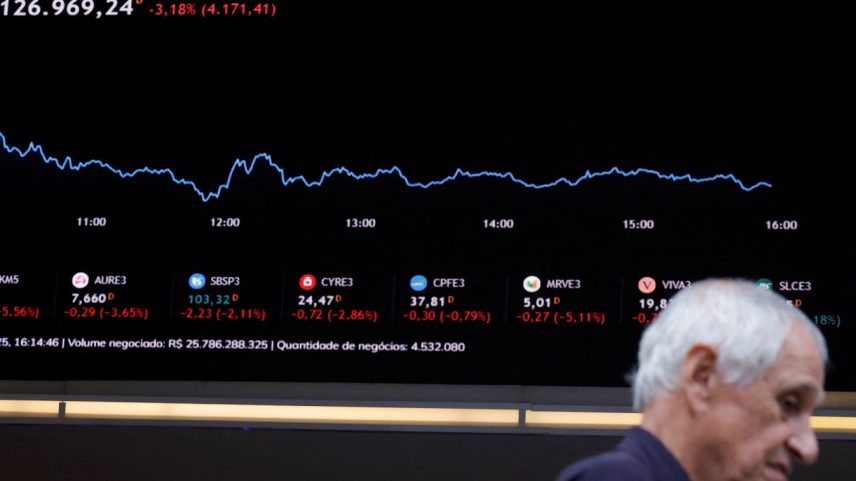 Uma placa eletrônica exibe informações sobre as recentes flutuações dos índices de mercado na B3, Bolsa de Valores - 04/04/2025 (Foto: REUTERS/Amanda Perobelli)