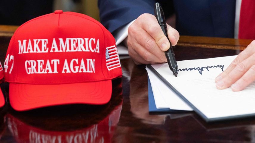 Boné com slogan trumpista ‘Make America Great Again’ (Foto: Saul Loeb/AFP)