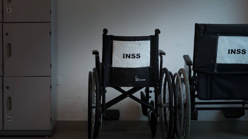 Segurados com deficiência irreversível não precisarão mais passar por perícia médica de revisão no caso da aposentadoria por invalidez e do BPC (Foto: Rubens Cavallari 04.out.23/Folhapress)