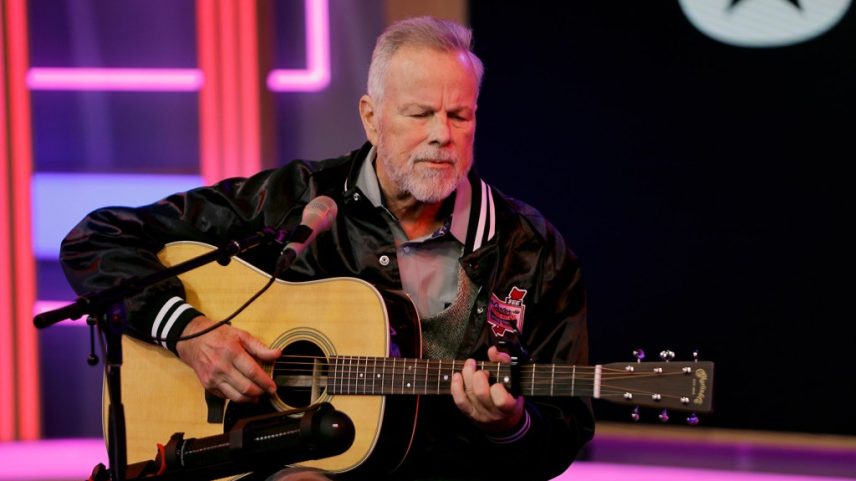 Robert Earl Keen, nativo de Kerrville, falou sobre o impacto devastador das enchentes de 4 de julho na cidade e no Camp Mystic, além de seus planos para um evento beneficente. (Foto: Reprodução)