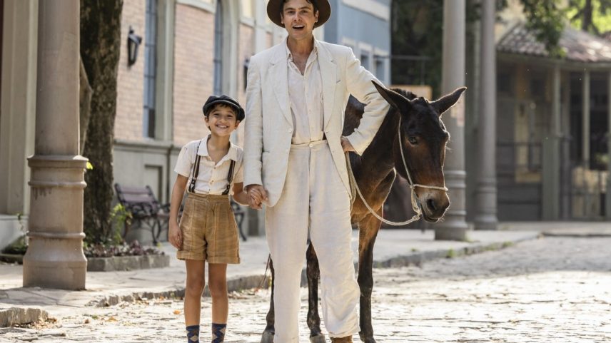 Candinho (Sergio Guizé) e Samir (Davi Malizia) e Burro Policarpo, em cena da novela 'Êta mundo melhor!' (Foto: Léo Rosário/Divulgação/TV Globo)