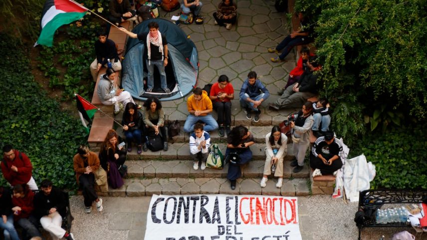 Estudantes se manifestam na Universidade de Barcelona (UB), em 6 de maio de 2024. (Foto: Kike Rincón / Europa Press / Getty Images)