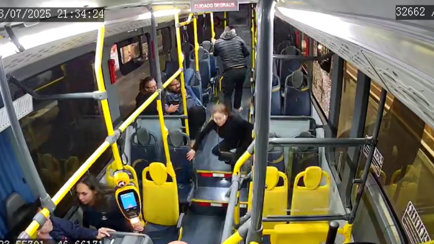Ônibus da viação Metrópole Paulista é atacado com uma pedrada ao transitar pela Avenida Paulista, região central de São Paulo, no domingo, 13. (Foto: Viação Metrópole Paulista)