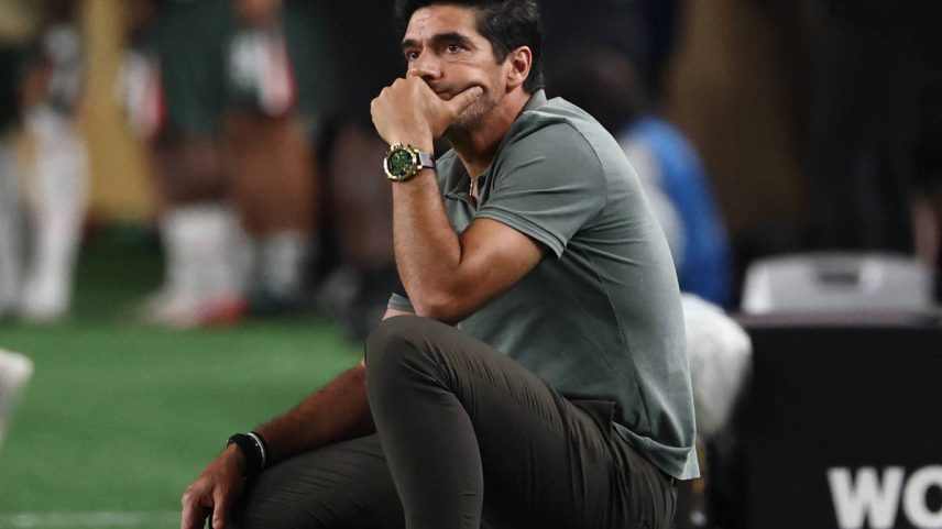 Abel Ferreira comanda o Palmeiras na derrota para o Chelsea na Copa do Mundo de Clubes (Foto: Franck Fife - 4.jul.2025/AFP)