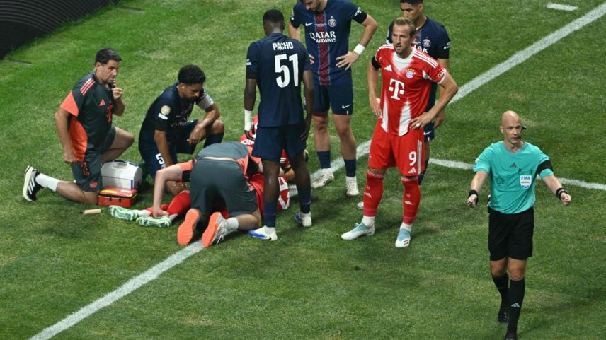 Jogadores preocupados em volta de Musiala, caído no chão após grave lesão (Foto: ROBERTO SCHMIDT / AFP)