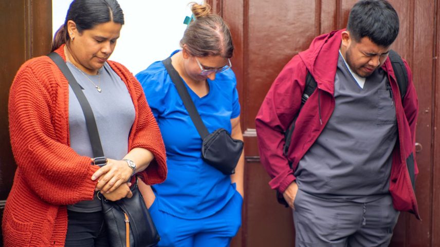 Membros da igreja e a equipe médica orando na clínica. (Foto: Reprodução/IMB)