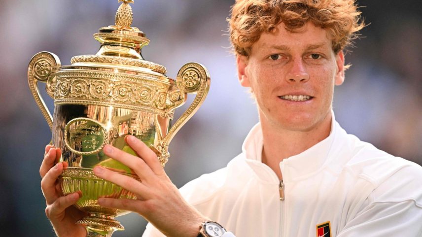 Sinner venceu Alcaraz e conquistou o primeiro título em Wimbledon (Foto: Kirill KUDRYAVTSEV / AFP)
