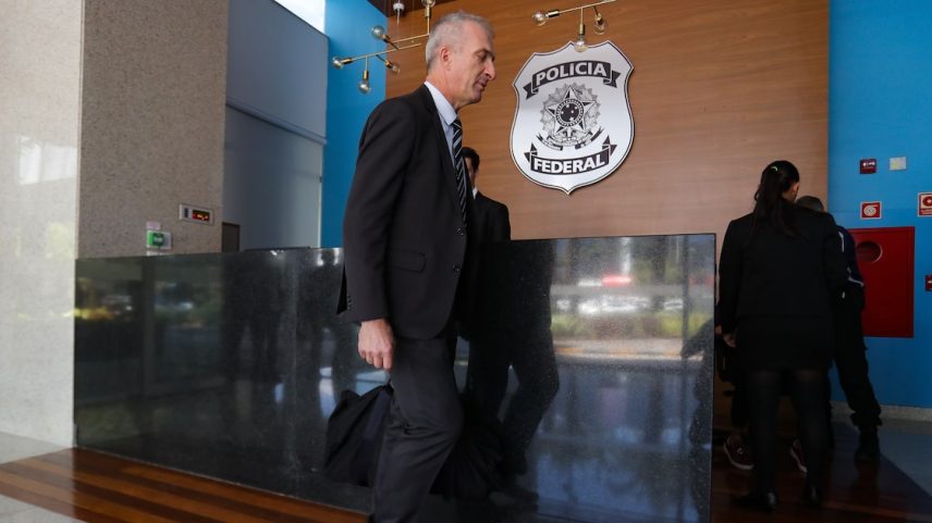 Osmar Crivellati na sede da Polícia Federal. (Foto: WILTON JUNIOR)
