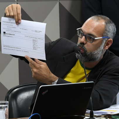 Moraes aplica multa de R$ 7,3 milhões a Allan dos Santos por irregularidades