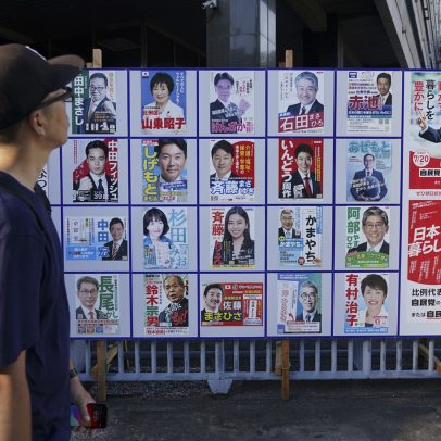 Bloco governista do Japão perde maioria enquanto premiê promete permanecer no cargo