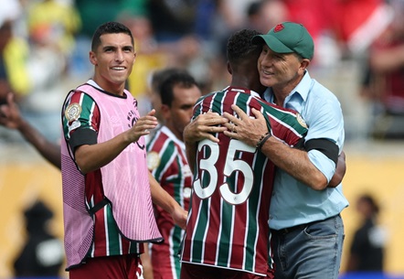 Técnico do Fluminense, Renato Gaúcho, comemora com Hércules após a partida. (Foto: REUTERS/Hannah Mckay)