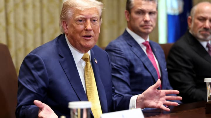 O presidente dos EUA, Donald Trump, fala durante uma reunião de gabinete na Casa Branca em Washington, D.C., EUA, 8 de julho de 2025. (Foto: Kevin Lamarque | Reuters)