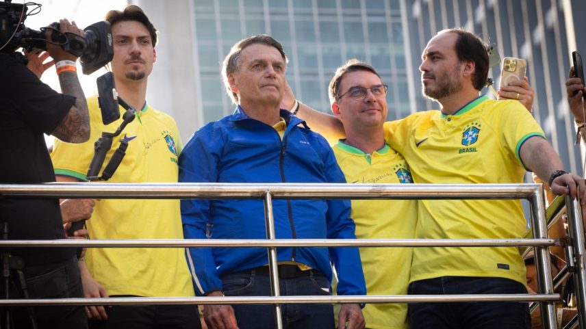 Bolsonaro e os filhos, Renan, Flavio e Carlos Bolsonaro em ato na Paulista (Foto: Maria Isabel Oliveira)