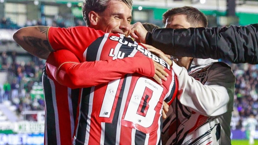 Jogadores do São Paulo celebram gol de Luciano sobre o Juventude em jogo do Brasileirão (Foto: Luiz Erbes/AGIF)