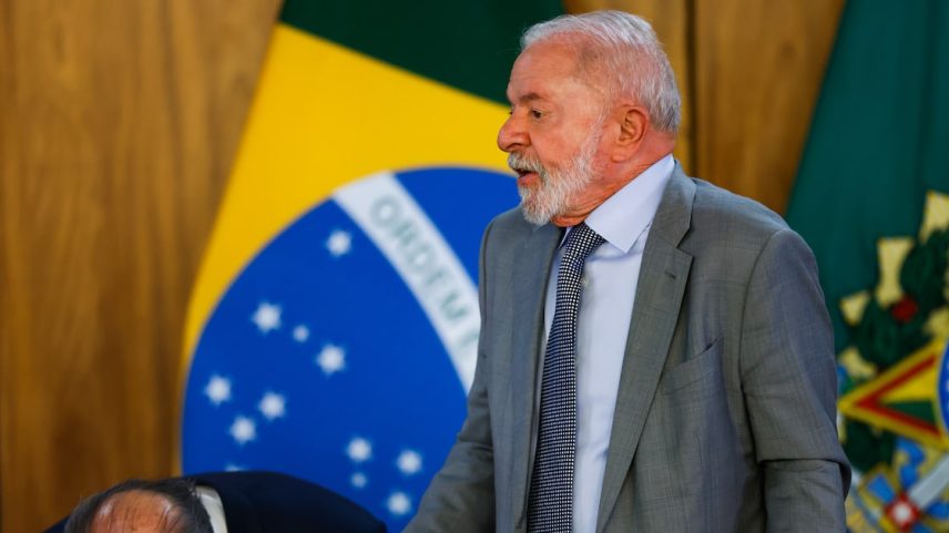 Lula, durante a assinatura de Medida Provisória que concede isenção da taxa de serviço metrológico para verificação de taxímetros: presidente tem aumentado críticas a Israel (Foto: Wilton Junior/Estadão)