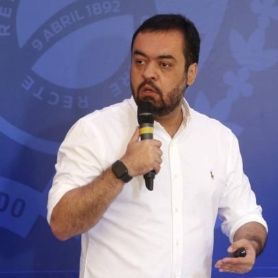 Cláudio Castro enfrenta crise com saída de marqueteiro e chefe de gabinete ameaçando deixar