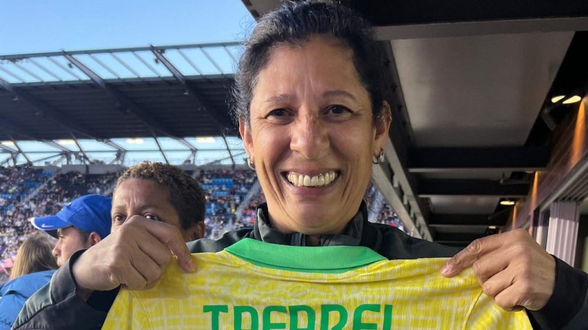 Márcia Taffarel exibe camisa da seleção brasileira com seu nome. (Foto: Arquivo Pessoal/AFP)