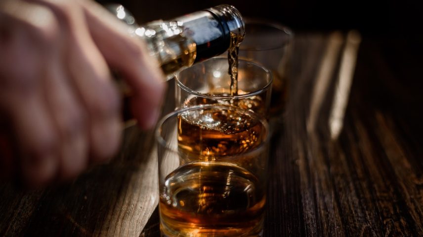 Consumo excessivo de álcool é uma das causas por trás do câncer de fígado (Foto: Freepik/Myron Muza)