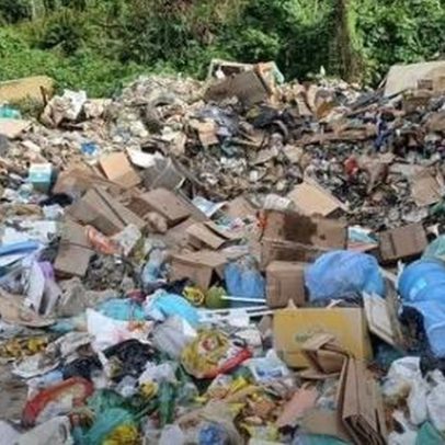 Moradores reclamam de acúmulo de lixo em terreno em Jacarepaguá