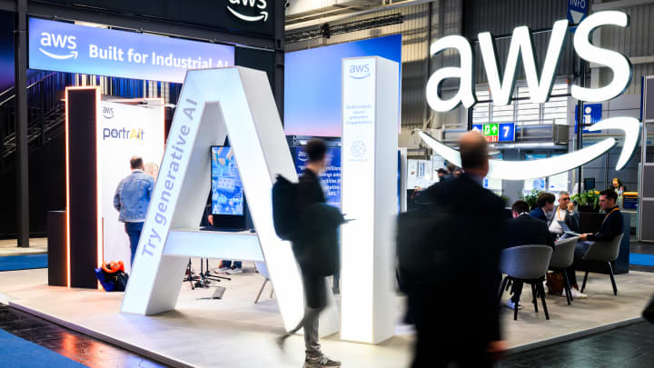 As letras AI, que representam "inteligência artificial", estão no estande da Amazon Web Services na feira industrial Hannover Messe em Hannover, Alemanha, em 31 de março de 2025. (Foto: Julian Stratenschulte | Picture Alliance | Getty Images)