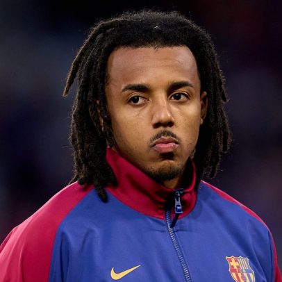 Jules Kounde renova contrato com o Barcelona até 2030
