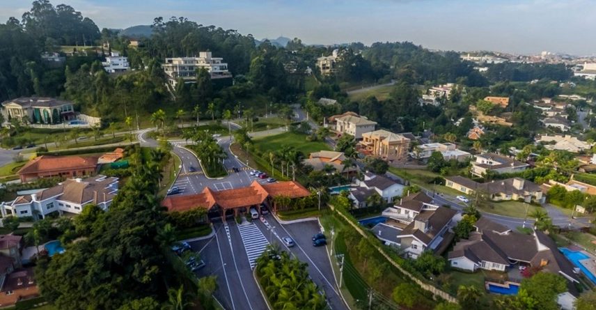 Ruas internas do Residencial Tamboré I, condomínio de luxo de Barueri, na Grande SP, onde casas chegam a custar R$ 50 milhões. (Foto: Reprodução/Tegra Construtora)