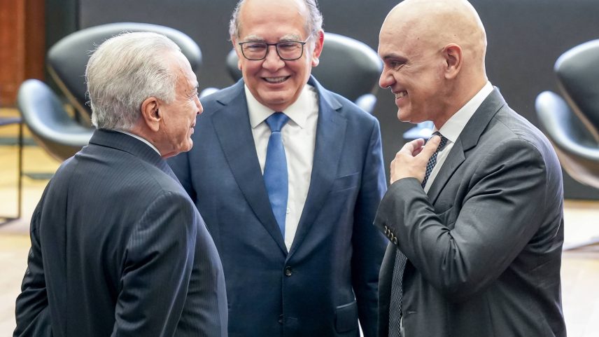 Autoridades do Judiciário e parlamentares brasileiros participam do 13° Fórum Jurídico de Lisboa, conhecido como Gilmarpallooza. Na foto, o ex-presidente Michel Temer e os ministros do STF Gilmar Mendes e Alexandre de Moraes (Foto: Julianna Lee - 4.jul.2025/Divulgação IDP)