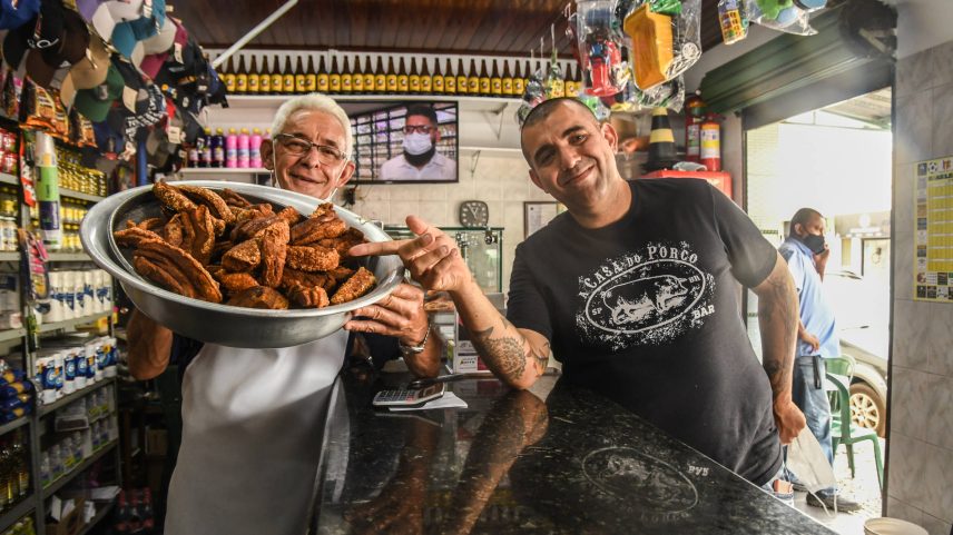 Bar do Carlão, famoso pelo torresmo, em São Sebastião da Grama (Foto: Karime Xavier/Folhapress)